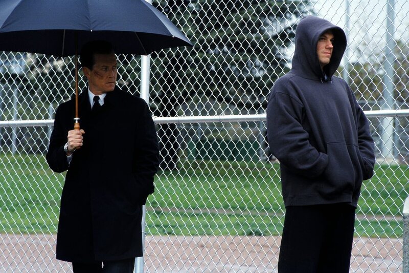 Doggett (Robert Patrick, l.) hofft von seinem heimlichen Informanten, Knowle Rohrer (Adam Baldwin, r.), wichtige Hinweise zu erhalten. – Bild: Twentieth Century Fox Film Corporation