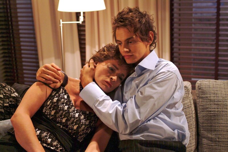 Sophie (Gabrielle Scharnitzky, l.) findet in Alex’ (Shai Hoffmann, r.) Armen Trost. – Bild: SAT.1 /​ Monika Schürle