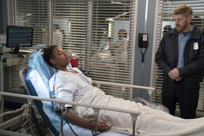 Der 12-jährige Eric (Kai Chamar Williams, l.) wird mit einer Schussverletzung ins Grey Sloan eingewiesen. Für den Polizisten Greg (Michael Weaver, r.) und die behandelnden Ärzte kein leichter Fall … – Bild: American Broadcasting Companies, Inc.