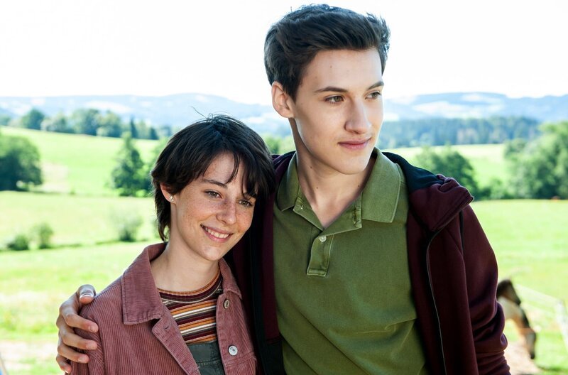 Jan (Guiliano Marieni) und Lea (Laila Padotzke) freuen sich, dass Zwergpony Fridolin ein schönes neues Zuhause hat. – Bild: SWR/​Maria Wiesler
