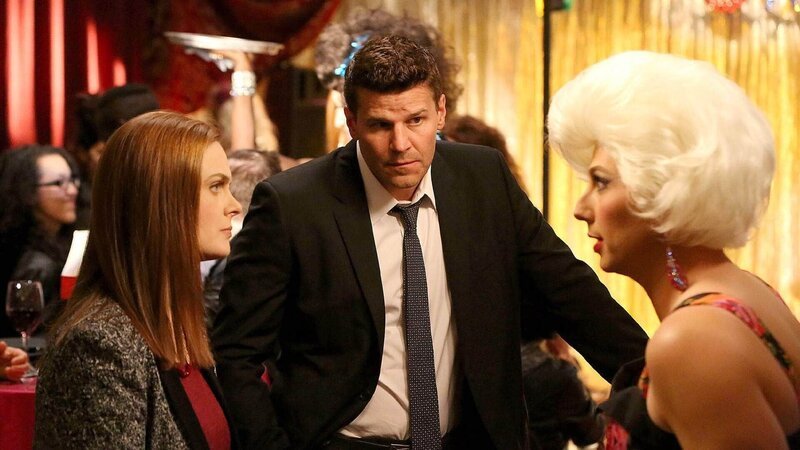 (v.l.): Brennan (Emily Deschanel), Booth (David Boreanaz) und Destiny Childs (Shawn Ryan) Die Verwendung des sendungsbezogenen Materials ist nur mit dem Hinweis und Verlinkung auf TVNOW gestattet. – Bild: TVNOW /​ FOX