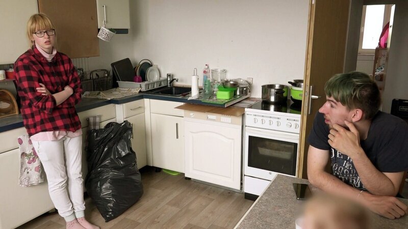 Seit vier Wochen wohnt die 20-jährige Jasmin mit ihrem zweijährigen Sohn Lennox im Mutter-Kind-Heim. Da auch Ehemann Maik regelmäßig zu Besuch kommt, bleibt das Aufräumen ihrer eigenen vier Wände leider auf der Strecke. Das will die junge Familie jetzt ändern. – Bild: RTLZWEI