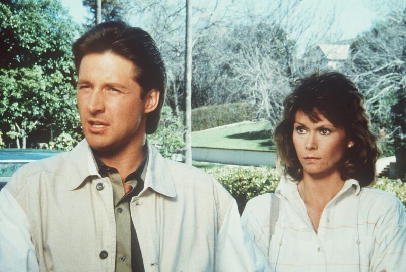 Lee (Bruce Boxleitner, l.) und Amanda (Kate Jackson, r.) sind ratlos: Die Hilfsorganisation „Food for Flight“ schmuggelt Atomwaffen, die nicht mehr auffindbar sind … – Bild: Viacom