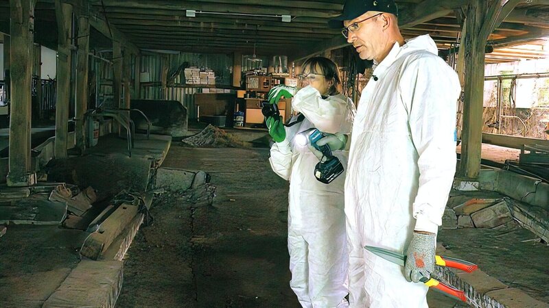 Die Nachlasspfleger Britta und Randolf Pietz bei der Fotodokumentation aller Details für die späteren Erben. – Bild: RTL /​ TVN FACTUAL ENTERTAINMENT