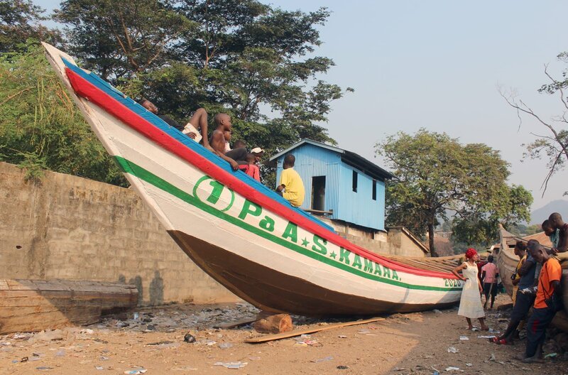 Das neu gebaute Fischerboot auf dem Weg ins Wasser – Bild: Freetown Media Centre