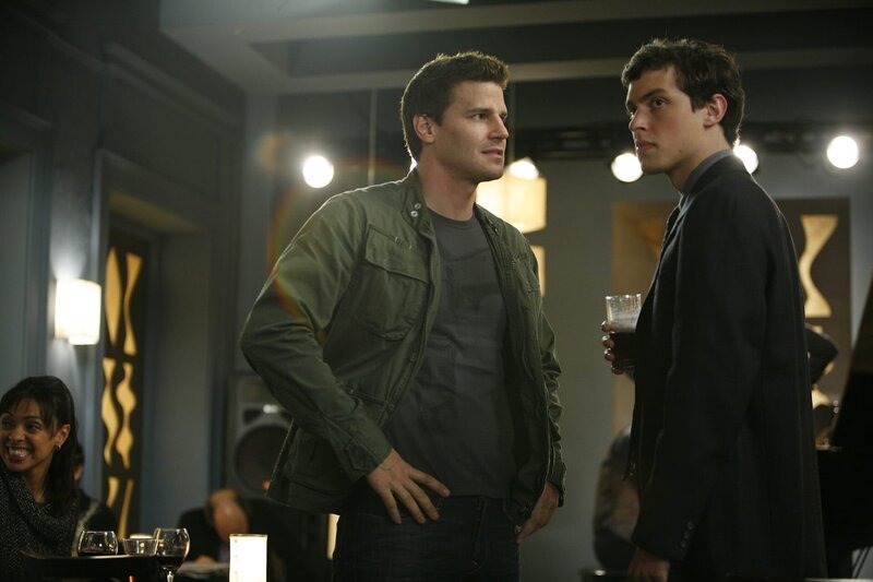 Booth (David Boreanaz, l.); Lance (John Francis Daley, r.) – Bild: Universal TV