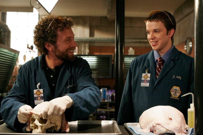 Dr. Hodgins (T.J. Thyne, l.); Dr. Addy (Eric Millegan, r.) – Bild: Universal TV