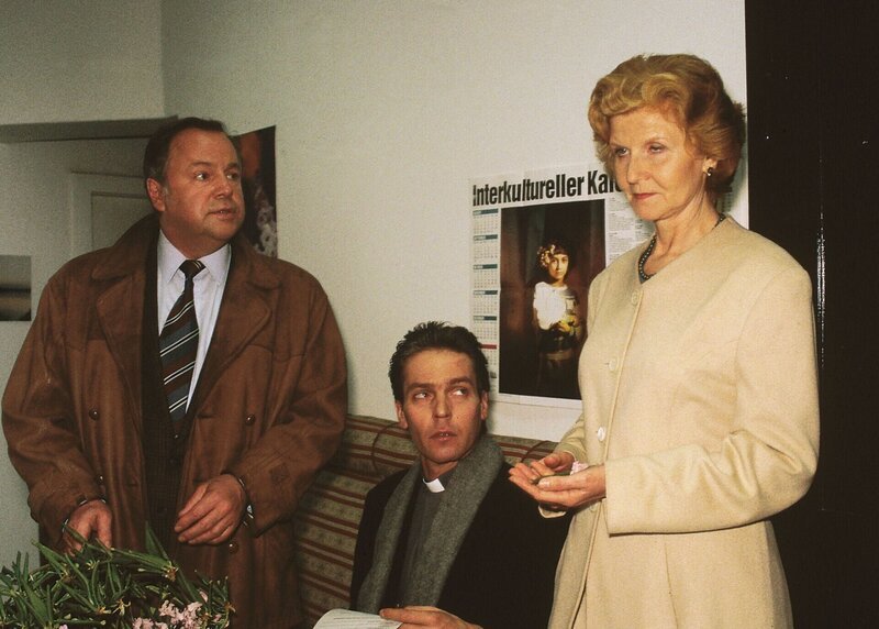 Kommissar Kehler (Wolfgang Bathke, li.) befragt den Priester Ölmüller (Jacques Breuer) und die Gemeinderatsvorsitzende Frau Schukrafft (Irm Hermann) nach dem ausgesetzten Baby. – Bild: RTL