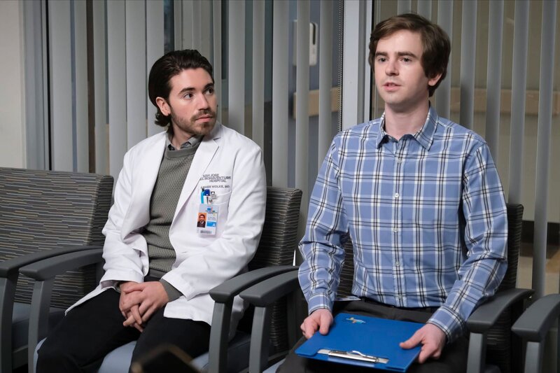 L-R: Dr. Asher Wolke (Noah Galvin), Dr. Shaun Murphy (Freddie Highmore) – Bild: CH Media