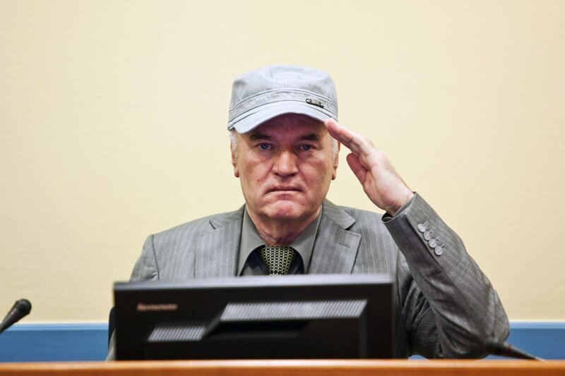 General Ratko Mladic vor dem Internationalen Strafgerichtshof. Er war eine der berüchtigsten Figuren des Bosnienkrieges der 1990er Jahre und wurde zum Synonym für die Ermordung von über 7000 muslimischen Männern und Jungen in Srebrenica im Jahr 1995. – Bild: ORF/ICTY/Photographer: Zoran Lesic General Ratko Mladic vor dem Internationalen Strafgerichtshof. Er war eine der berüchtigsten Figuren des Bosnienkrieges der 1990er Jahre und wurde zum Synonym für die Ermordung von über 7000 muslimischen Männern und Jungen in Srebrenica im Jahr 1995. – Bild: ORF/ICTY/Photographer: Zoran Lesic