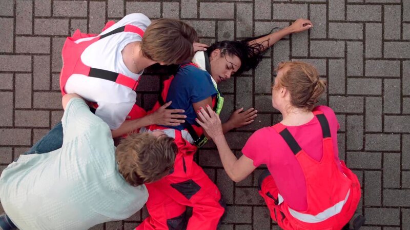 Festmachen (3) – Kaltduscherin Nach einem Unfall im Hafen bemühen sich Kort (Karsten Antonio Mielke), Enno (Nils Rovira-Munoz) und Magga (Nina Petri, v. l. n. r.) um Malika (Salka Weber, M.). – Bild: NDR/​Claudia Konerding