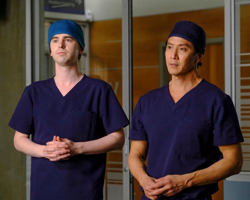L-R: Dr. Shaun Murphy (Freddie Highmore) and Dr. Alex Park (Will Yun Lee) – Bild: CH Media/​2021 American Broadcasting Companies, Inc. All rights reserved.