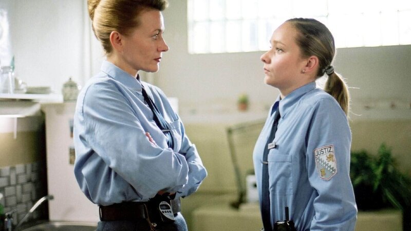 Die Gefängnisdirektorin Baal (Karen Böhne, li.) fühlt der neuen Schließerin Daniela (Corinna A. Horn) auf den Zahn. – Bild: MG RTL D /​ Richard Hübner