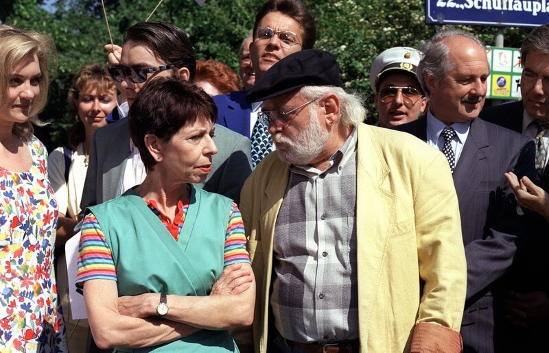 „Kaisermühlen Blues“, „Immer die Asiaten.“ Gneisser wird als Bundesrat die ehrenvolle Aufgabe zuteil, einer südkoreanischen Politikergruppe Wien zu zeigen. Er führt die ausländischen Gäste nach Kaisermühlen, wo überall nordkoreanische Fahnen prangen. Es kommt zum Eklat. Auch August hat Probleme mit den Asiaten, als er von der chinesischen Kellnerin Mai Ling um Hilfe gebeten wird.Im Bild (v.li.): Claudia Androsch, Silvia Fenz, Alexander Lutz, Alfons Haider, Ernst Hinterberger, Christoph Fälbl, Peter Uray. – Bild: ORF/​MR Film/​Contessina Bauer