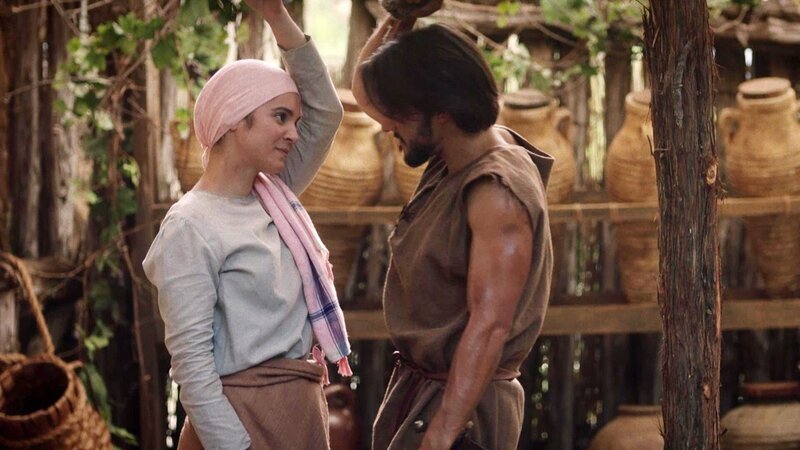 (v.l.) Eden, Simons Ehefrau (Lara Silva), Simon Petrus (Shahar Isaac) – Bild: Bibel TV