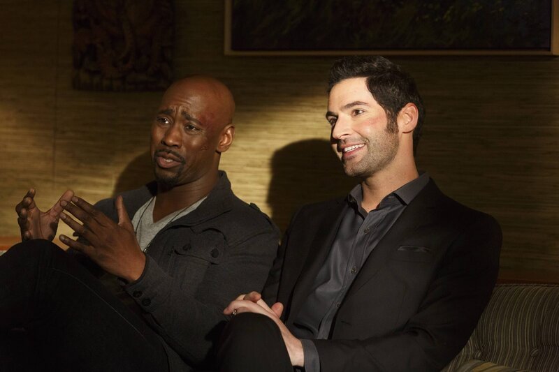 L-R: Amenadiel (D.B. Woodside) und Lucifer (Tom Ellis) arbeiten zusammen, um Malcolm zu stoppen, nicht ahnend, dass schon bald ein weitaus größeres Problem auf sie wartet … – Bild: WARNER BROS