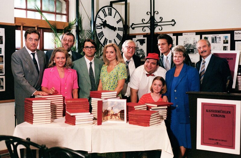 (v.li.): Peter Fröhlich, Brigitte Neumeister, Götz Kauffmann, Alexander Lutz, Claudia Androsch, Walter Langer, Gerald Pichowetz, Birgit Landauer, Alfons Haider, Marianne Mendt, Peter Uray. – Bild: ORF/​MR-Film/​Contessina Bauer