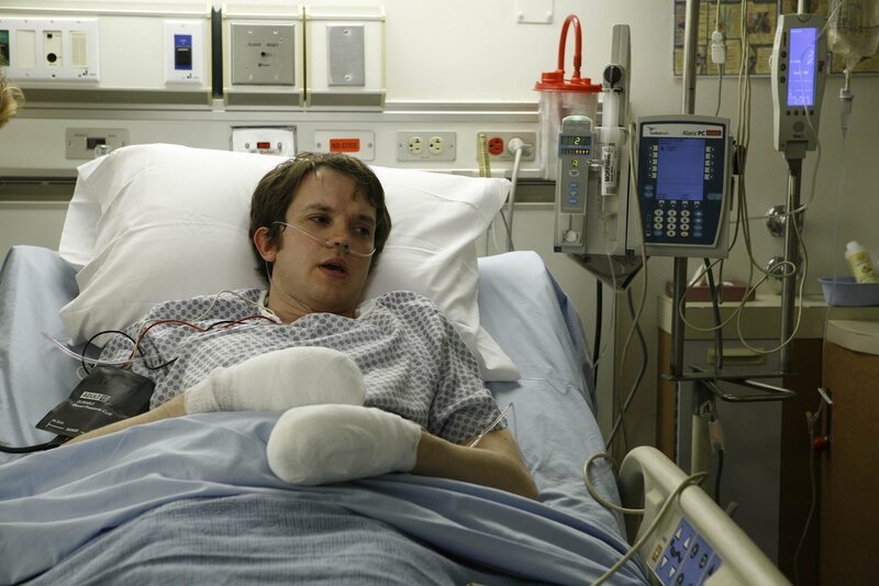 Während des Experiments kommt es zu einer verheerenden Explosion, bei der Zack (Eric Millegan) schwer verletzt wird. Er landet mit Verbrennungen dritten Grades im Krankenhaus. – Bild: Isabella Vosmikova