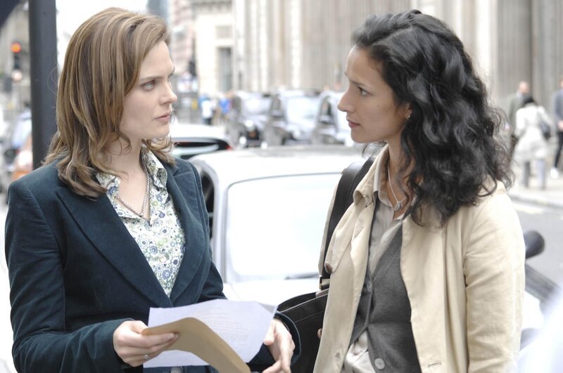 Gerade als Brennan (Emily Deschanel, li.) und Booth aus England abreisen wollen, ereilt sie ein Anruf von Inspector Pritchard (Indira Varma). Offensichtlich wurde Dr. Ian Wexler ermordet und Brennan soll die Identifizierung der Leiche vornehmen. – Bild: Credit: (323),
