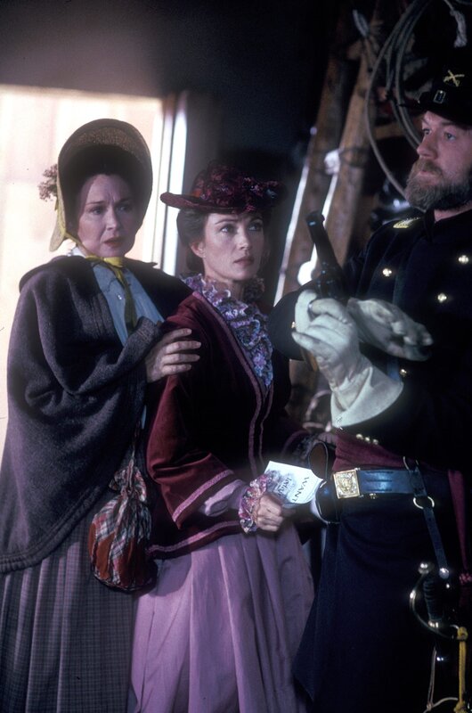 Auch nachdem einige Zeit vergangen ist, will sich niemand in Colorado Springs von der neuen Ärztin Dr. Quinn (Jane Seymour, M.) behandeln lassen. Nur Charlotte Cooper (Diane Ladd, l.), die Hebamme des Ortes, steht voll und ganz hinter der selbstbewussten Frau, die laut jedes Unrecht anprangert … – Bild: CBS Studios Inc.