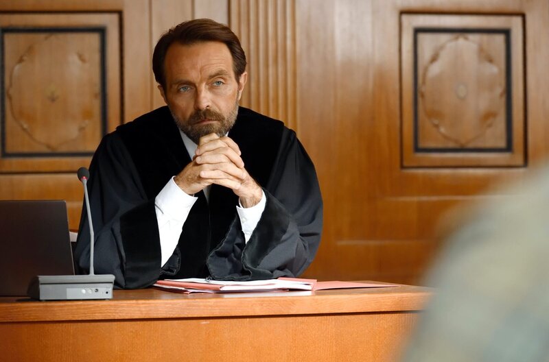 Der Staatsanwalt Rudi Illić (Aleksandar Jovanovic) glaubt nicht, dass die gegnerische Seite Erfolg haben wird. – Bild: ARD/​Hardy Spitz