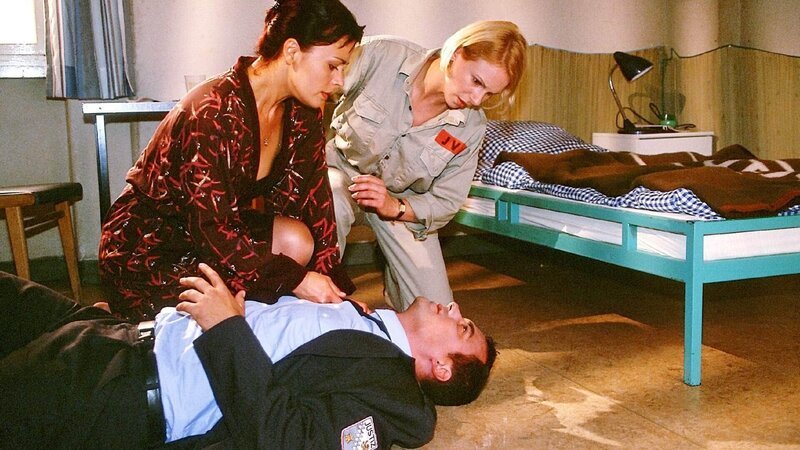 Anna (Bettina Kramer, re.) Versuch, Elke (Monika Guthmann) zu vergiften, hat den Falschen getroffen – Tom (Marcus Grüsser) bricht unter Krämpfen zusammen … – Bild: RTL