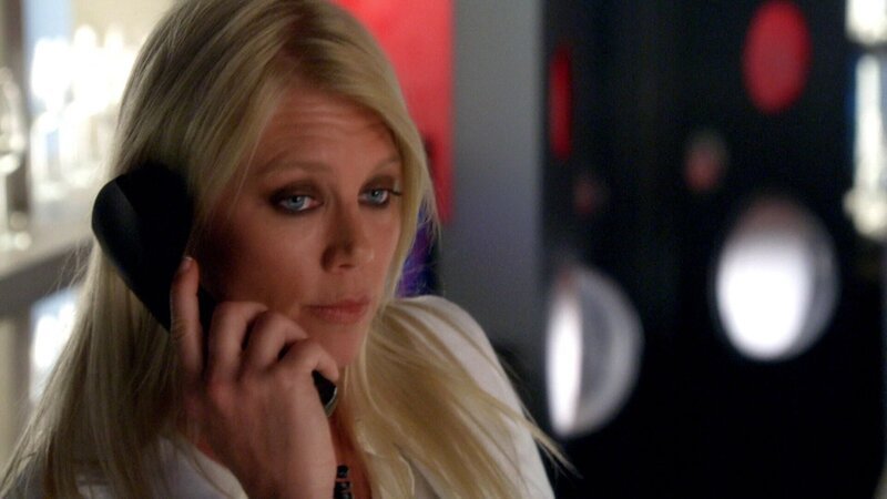 Der neue Supervisor und Chef des CSI-Teams, D.B. Russell (Ted Danson, M.), sucht mit Catherine (Marg Helgenberger) und Nick (George Eads) in der Hotel-Tram nach Spuren. – Bild: RTL