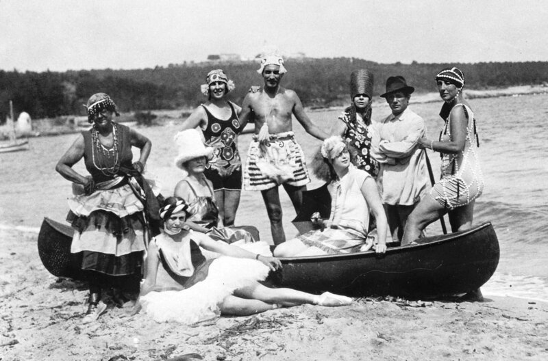 Die Erfindung der Sommersaison: 1923 feiert das amerikanische Ehepaar Gerald und Sara Murphy (Mi.) zusammen mit Pablo Picasso (re.) und weiteren wohlhabenden Gästen exzentrische Partys am Strand. – Bild: What’s Up Films