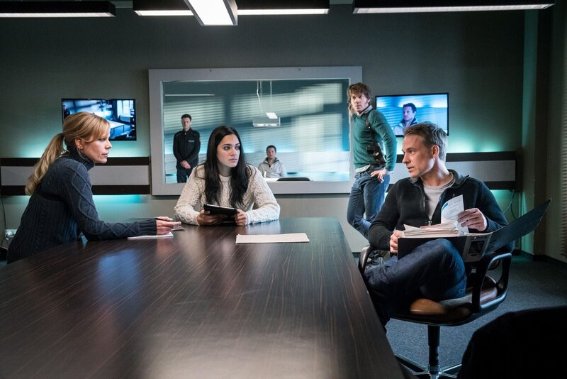 Das SOKO-Team, Ina Zimmermann (Melanie Marschke, l.), Olivia Fareedi (Nilam Farooq, 3.v.l.), Tom Kowalski (Steffen Schroeder, 2.v.r.) und Jan Maybach (Marco Girnth, r.), diskutiert, ob der Verdächtige Falk Michel (Marek Harloff, 3.v.r.) schuldig sein könnte. – Bild: ZDF /​ Uwe Frauendorf