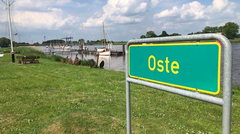 Flussidyll in Geversdorf: Der ehemalige Werftstandort ist Heimathafen für Freizeitkapitäne und einen Berufsfischer. – Bild: NDR/Ruth Hunfeld Flussidyll in Geversdorf: Der ehemalige Werftstandort ist Heimathafen für Freizeitkapitäne und einen Berufsfischer. – Bild: NDR/Ruth Hunfeld