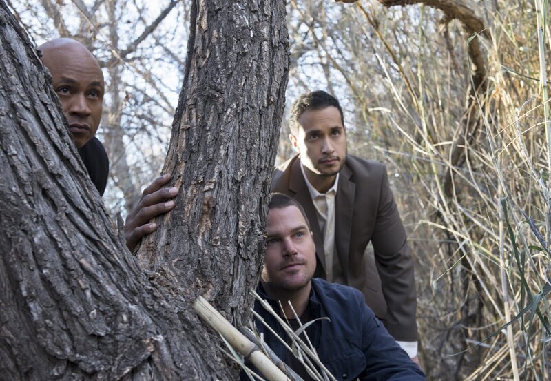 Auf der Flucht von ihren Entführern stoßen Callen (Chris O’Donnell, M.) und Sam (LL Cool J, l.) auf Martin Smair (Jaylen Moore, r.), der sich als Mitgefangener ausgibt. Doch ist das die nächste Falle? – Bild: CBS Studios Inc.