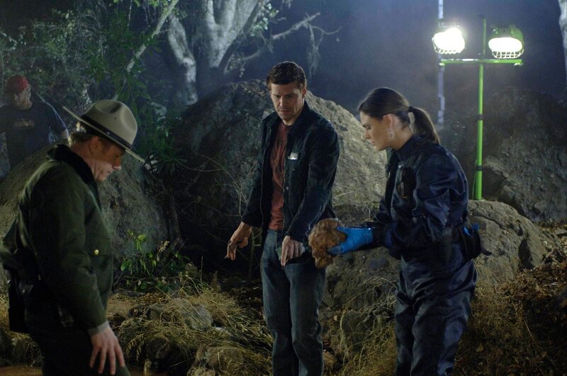 Booth (David Boreanaz, M.); Dr. Brennan (Emily Deschanel, r.) – Bild: Universal TV