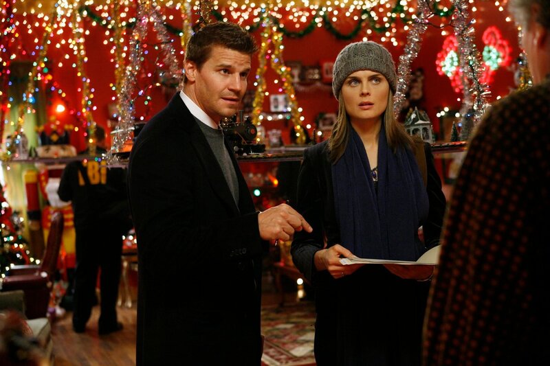 Booth (David Boreanaz, l.); Dr. Brennan (Emily Deschanel, r.) – Bild: Credit: (323),