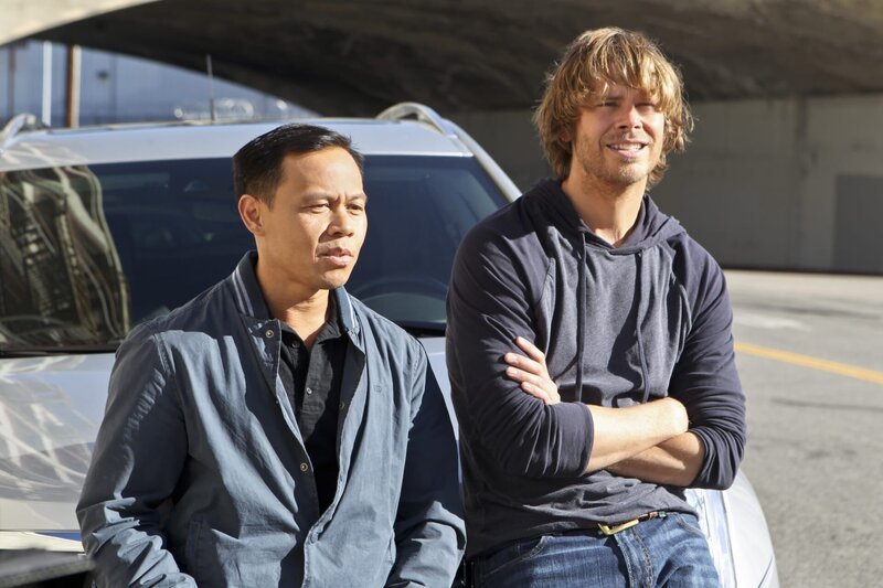 Als Sam bei dem Versuch, einen CIA-Spion in Gewahrsam zu nehmen, angeschossen wird, nimmt das Team um Deeks (Eric Christian Olsen, r.) die Hilfe von Jemadar Thapa (Ernie Reyes jr., l.), einem nepalesischen Elitesoldaten, in Anspruch. Dieser soll zusammen mit ihnen den Schützen ausfindig machen … – Bild: CBS Studios Inc.