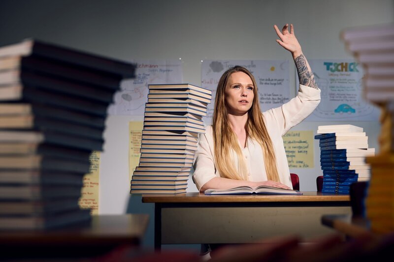 Die 30-jährige Sarah versucht nach jahrelangem Substanzmissbrauch den Realschulabschluss am Bildungszentrum Herrmann Hesse in Frankfurt zu schaffen. – Bild: ZDF