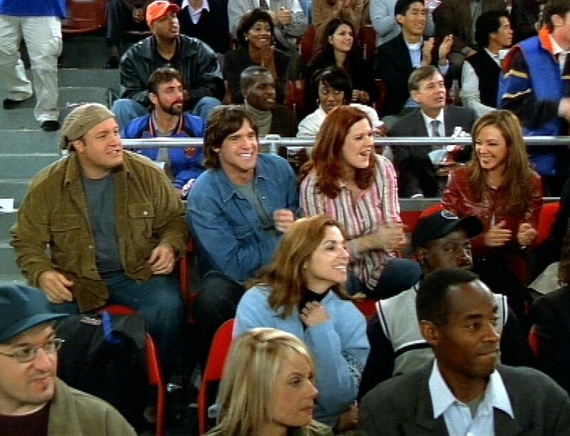 Da Eddies (Eddie McClintock) und Allys (Jenica Bergere) Partner schon etwas vor haben, nehmen Carrie (Leah Remini, re.) und Doug (Kevin James, li.) die beiden zu einem Spiel mit, natürlich nicht ohne einen Hintergedanken … – Bild: RTL II