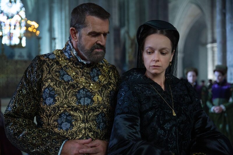 Heiliger Römischer Kaiser Karl V. (Rupert Everett, l.); Katharina von Medici (Samantha Morton, r.) – Bild: Lions Gate Televison inc. /​ Starz Entertainment, LLC.