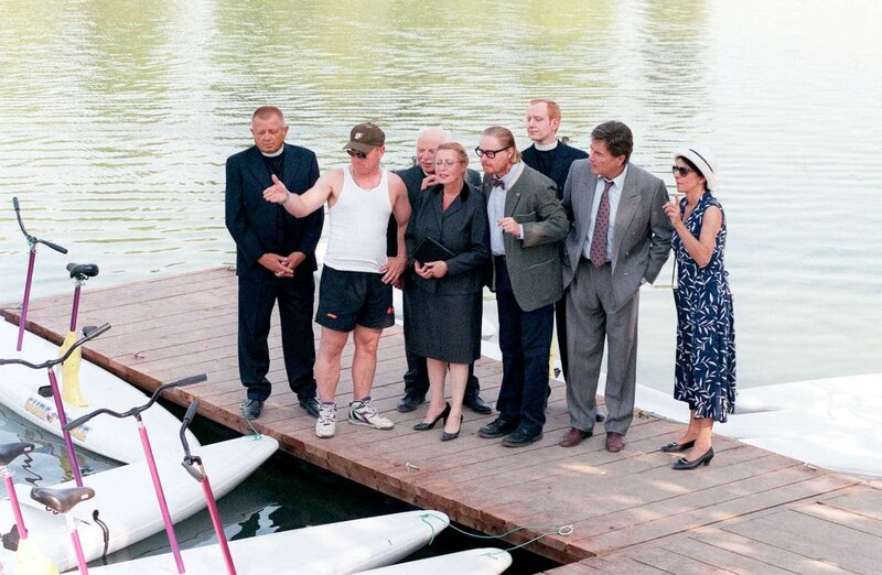 „Kaisermühlen Blues“, „Tiroler Gröstl.“ Kudrnac und Franzi „Fünfer“ besuchen Sandra und ihre Tante in Tirol. Joschi eröffnet an der Alten Donau einen Bootsverleih. Er hat von Vysloczil das ehemalige „Schnitzlplatzl“ gepachtet. Und der suspendierte Trautmann ergibt sich dem Suff. Gneissers Tochter Claudia kommt mit einem schwarzen Waisenkind aus Afrika zurück und sorgt damit für Unruhe.Im Bild (v.li.): Roland Düringer, Veronika Faber, Rochus Millauer, Peter Fröhlich, Dolores Schmidinger. – Bild: ORF (FS1/​FS2) /​ ORF1