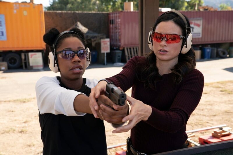 Kasie Hines (Diona Reasonover, l.); Jessica Knight (Katrina Law, r.) – Bild: CH Media/​©2021 CBS Broadcasting Inc. All Rights Reserved./​MANDATORY CREDIT. NO ARCHIVE. NO SALES. FOR NORTH AMERICAN USE ONLY./​©2021 CBS Broadcasting Inc. All Rights Reserved./​Robert Voets/​Robert Voets