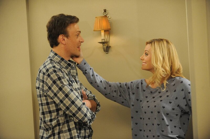 Um die „Slap of a Million Exploding Suns“ zu meistern, muss sich Marshall (Jason Segel, l.) von Crazy Meg (April Bowlby, r.) ohrfeigen lassen … – Bild: 2014 Twentieth Century Fox Film Corporation. All rights reserved. Lizenzbild frei