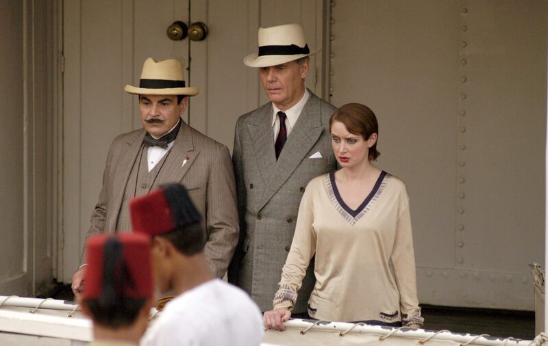 v.li.: Hercule Poirot (David Suchet), Colonel Race (James Fox), Rosalie Otterbourne (Zoe Telford) – Bild: ORF/​ITV/​TPC