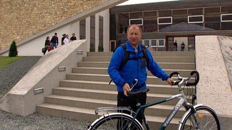 Harry Prünster vor dem Arachonkeller in Horitschon. – Bild: ORF