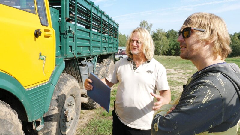 Guide Andreas Jork weist Bruno in das Tatra Fahrzeug ein – Bild: Max Martin Bayer