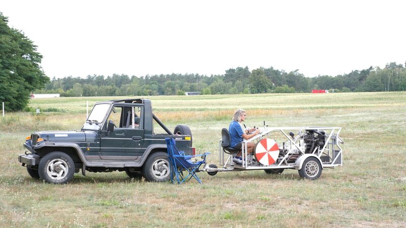 Lehrer Lukas Bader navigiert den Schleppstart – Bild: Max Martin Bayer