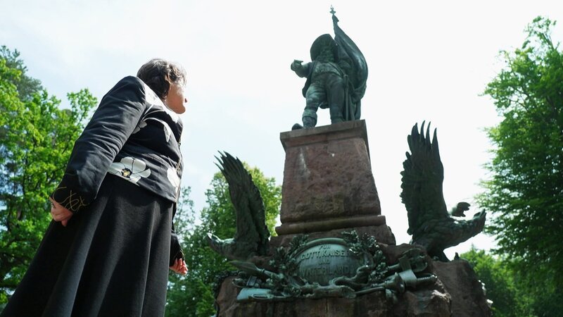 Die Innsbrucker Frauenrechtlerin Doris Linser beim Andreas-Hofer-Denkmal am Bergisel. – Bild: ORF/ORF – Tirol Die Innsbrucker Frauenrechtlerin Doris Linser beim Andreas-Hofer-Denkmal am Bergisel. – Bild: ORF/ORF – Tirol