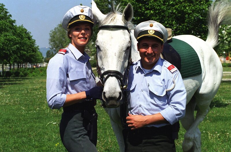 Ulla Weigerstorfer (Polizistin), Christoph Fälbl (Polizist). – Bild: ORF/​MR Film/​Contessina Bauer