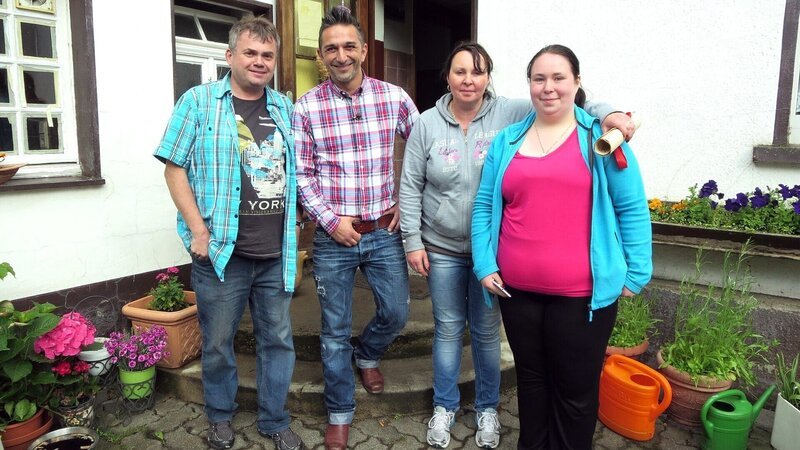 Christof (47, li.) und seine neue Freundin Ilona (2.v.re.) wohnen seit einiger Zeit zusammen. Die 46-Jährige hat ihre alte Heimat hinter sich gelassen und ist mit Sack und Pack sowie jeder Menge Trödel bei Christof eingezogen. Jetzt teilen sich die beiden ein kleines Zimmer in Christofs Pension, während die Scheune mit Ilonas Kartons und Kisten vollgestellt ist. RTL II-Trödelprofi Mauro Corradino reist an, um gemeinsam mit dem Paar wieder Platz zu schaffen. (Foto, re.: Nadine) – Bild: RTL II