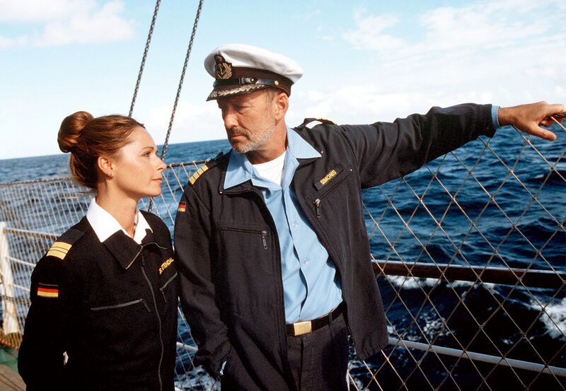 Der Kapitän Gregor Simonis (Miguel Herz-Kestranek) verhält sich kühl und abweisend gegenüber seiner Geliebten Dr. Karen Stendal (Christina Plate). – Bild: NDR/​Degeto
