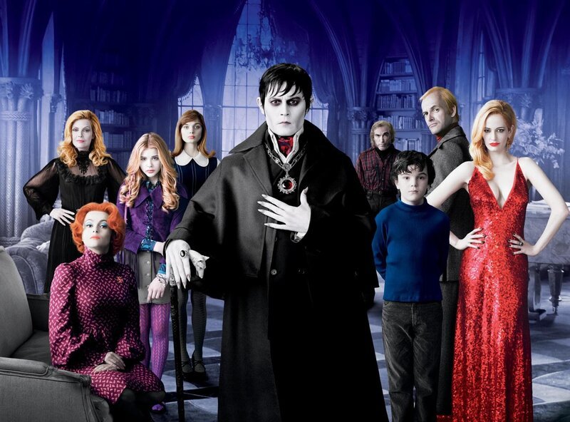 L-R: Elizabeth Collins Stoddard (Michelle Pfeiffer), Dr. Julia Hoffman (Helena Bonham Carter), Carolyn Stoddard (Chloe Grace Moretz), Victoria Winters/​ Josette DuPres (Bella Heathcote), Barnabas Collins (Johhny Depp), Willie Loomis (Jackie Earle Haley), David Collins (Gulliver McGrath), Roger Collins (Jonny Lee Miller) und Angelique Bouchard (Eva Green). – Bild: bTV Media Group