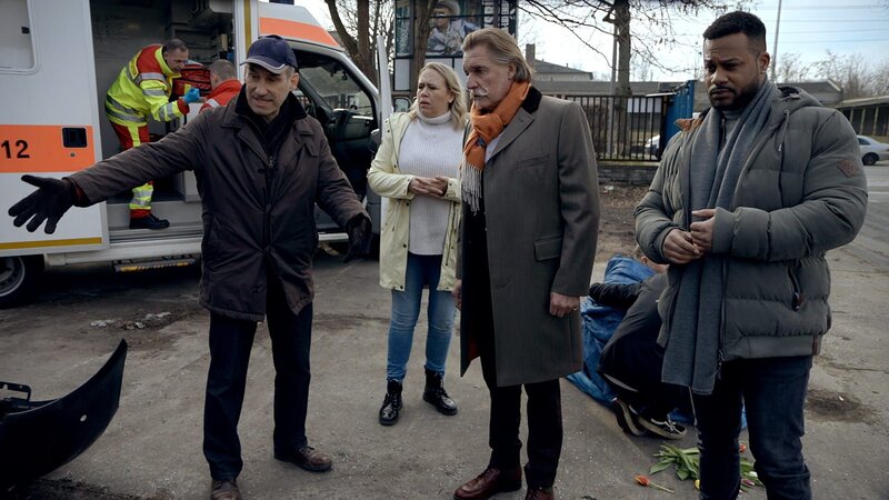 Ingo Lenßen (3.v.l.); Ben Handke (r.) – Bild: SAT.1